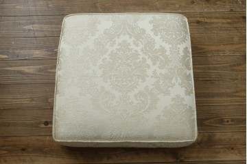 新古　未使用展示品　美品　イギリス　英国高級家具ブランド　Art forma(アートフォーマ)　ダマスク柄とフリンジのクラシカルな1人掛けソファとオットマンセット　定価(セット合計)約40万円　(R-083785)