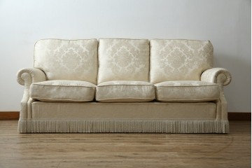 中古　展示品　美品　イギリス　英国高級家具ブランド　Art forma(アートフォーマ)　ダマスク柄とフリンジのクラシカルな3人掛けソファ　定価約55万円相当　(R-083786)