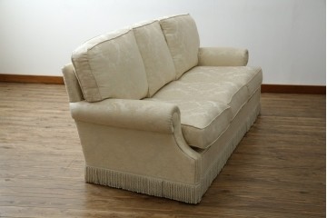 中古　展示品　美品　イギリス　英国高級家具ブランド　Art forma(アートフォーマ)　ダマスク柄とフリンジのクラシカルな3人掛けソファ　定価約55万円相当　(R-083786)