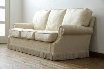 中古　展示品　美品　イギリス　英国高級家具ブランド　Art forma(アートフォーマ)　ダマスク柄とフリンジのクラシカルな3人掛けソファ　定価約55万円相当　(R-083786)