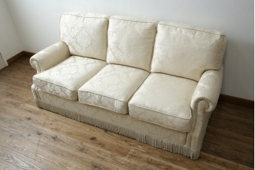 中古　展示品　美品　イギリス　英国高級家具ブランド　Art forma(アートフォーマ)　ダマスク柄とフリンジのクラシカルな3人掛けソファ　定価約55万円相当　(R-083786)