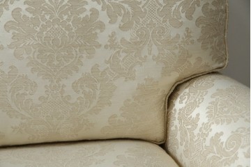 中古　展示品　美品　イギリス　英国高級家具ブランド　Art forma(アートフォーマ)　ダマスク柄とフリンジのクラシカルな3人掛けソファ　定価約55万円相当　(R-083786)