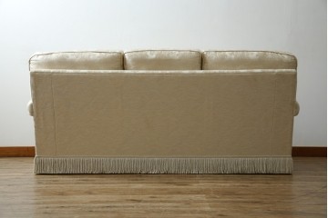 中古　展示品　美品　イギリス　英国高級家具ブランド　Art forma(アートフォーマ)　ダマスク柄とフリンジのクラシカルな3人掛けソファ　定価約55万円相当　(R-083786)