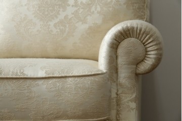 中古　展示品　美品　イギリス　英国高級家具ブランド　Art forma(アートフォーマ)　ダマスク柄とフリンジのクラシカルな3人掛けソファ　定価約55万円相当　(R-083786)