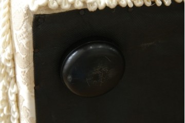 中古　展示品　美品　イギリス　英国高級家具ブランド　Art forma(アートフォーマ)　ダマスク柄とフリンジのクラシカルな3人掛けソファ　定価約55万円相当　(R-083786)