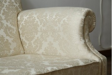 中古　展示品　美品　イギリス　英国高級家具ブランド　Art forma(アートフォーマ)　ダマスク柄とフリンジのクラシカルな3人掛けソファ　定価約55万円相当　(R-083786)