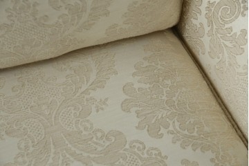 中古　展示品　美品　イギリス　英国高級家具ブランド　Art forma(アートフォーマ)　ダマスク柄とフリンジのクラシカルな3人掛けソファ　定価約55万円相当　(R-083786)