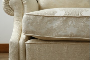 中古　展示品　美品　イギリス　英国高級家具ブランド　Art forma(アートフォーマ)　ダマスク柄とフリンジのクラシカルな3人掛けソファ　定価約55万円相当　(R-083786)