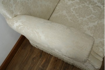 中古　展示品　美品　イギリス　英国高級家具ブランド　Art forma(アートフォーマ)　ダマスク柄とフリンジのクラシカルな3人掛けソファ　定価約55万円相当　(R-083786)