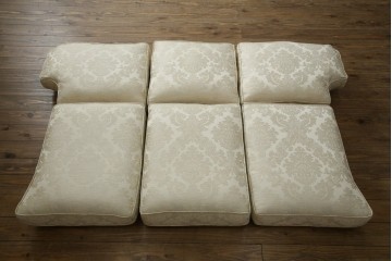 中古　展示品　美品　イギリス　英国高級家具ブランド　Art forma(アートフォーマ)　ダマスク柄とフリンジのクラシカルな3人掛けソファ　定価約55万円相当　(R-083786)