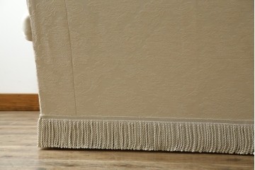 中古　展示品　美品　イギリス　英国高級家具ブランド　Art forma(アートフォーマ)　ダマスク柄とフリンジのクラシカルな3人掛けソファ　定価約55万円相当　(R-083786)