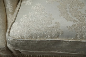 中古　展示品　美品　イギリス　英国高級家具ブランド　Art forma(アートフォーマ)　ダマスク柄とフリンジのクラシカルな3人掛けソファ　定価約55万円相当　(R-083786)