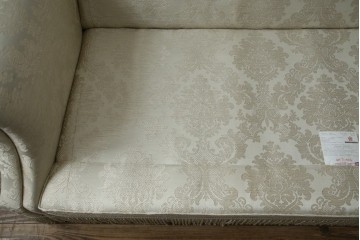 中古　展示品　美品　イギリス　英国高級家具ブランド　Art forma(アートフォーマ)　ダマスク柄とフリンジのクラシカルな3人掛けソファ　定価約55万円相当　(R-083786)