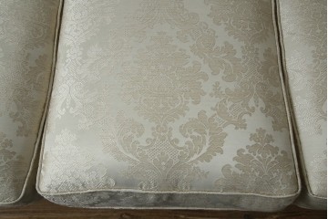 中古　展示品　美品　イギリス　英国高級家具ブランド　Art forma(アートフォーマ)　ダマスク柄とフリンジのクラシカルな3人掛けソファ　定価約55万円相当　(R-083786)