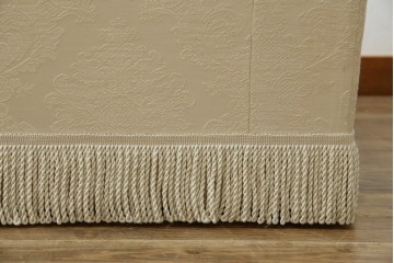 中古　展示品　美品　イギリス　英国高級家具ブランド　Art forma(アートフォーマ)　ダマスク柄とフリンジのクラシカルな3人掛けソファ　定価約55万円相当　(R-083786)