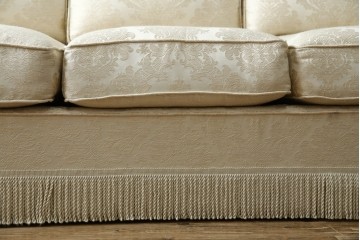 中古　展示品　美品　イギリス　英国高級家具ブランド　Art forma(アートフォーマ)　ダマスク柄とフリンジのクラシカルな3人掛けソファ　定価約55万円相当　(R-083786)