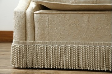 中古　展示品　美品　イギリス　英国高級家具ブランド　Art forma(アートフォーマ)　ダマスク柄とフリンジのクラシカルな3人掛けソファ　定価約55万円相当　(R-083786)