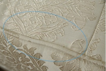 中古　展示品　美品　イギリス　英国高級家具ブランド　Art forma(アートフォーマ)　ダマスク柄とフリンジのクラシカルな3人掛けソファ　定価約55万円相当　(R-083786)