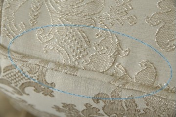 中古　展示品　美品　イギリス　英国高級家具ブランド　Art forma(アートフォーマ)　ダマスク柄とフリンジのクラシカルな3人掛けソファ　定価約55万円相当　(R-083786)