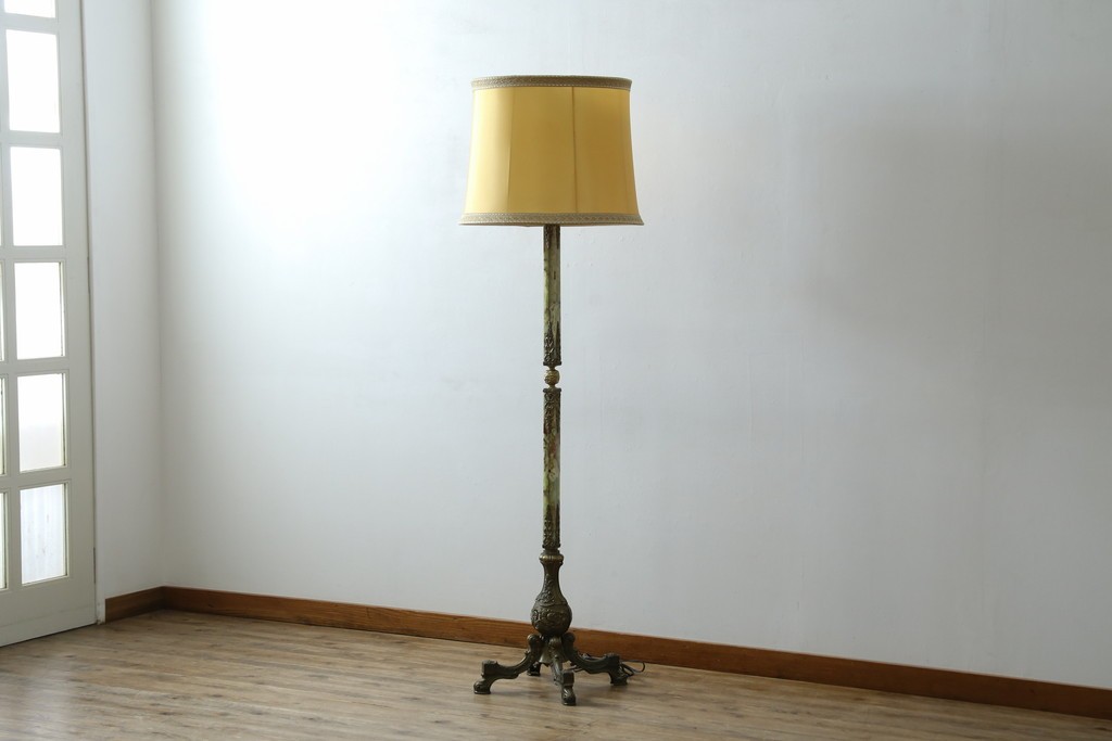 イタリアビンテージ　高級イタリア輸入品　ONYX ART　クラシカルエレガント　大理石ポールと美しい真鍮細工のフロアスタンド　(R-083792)