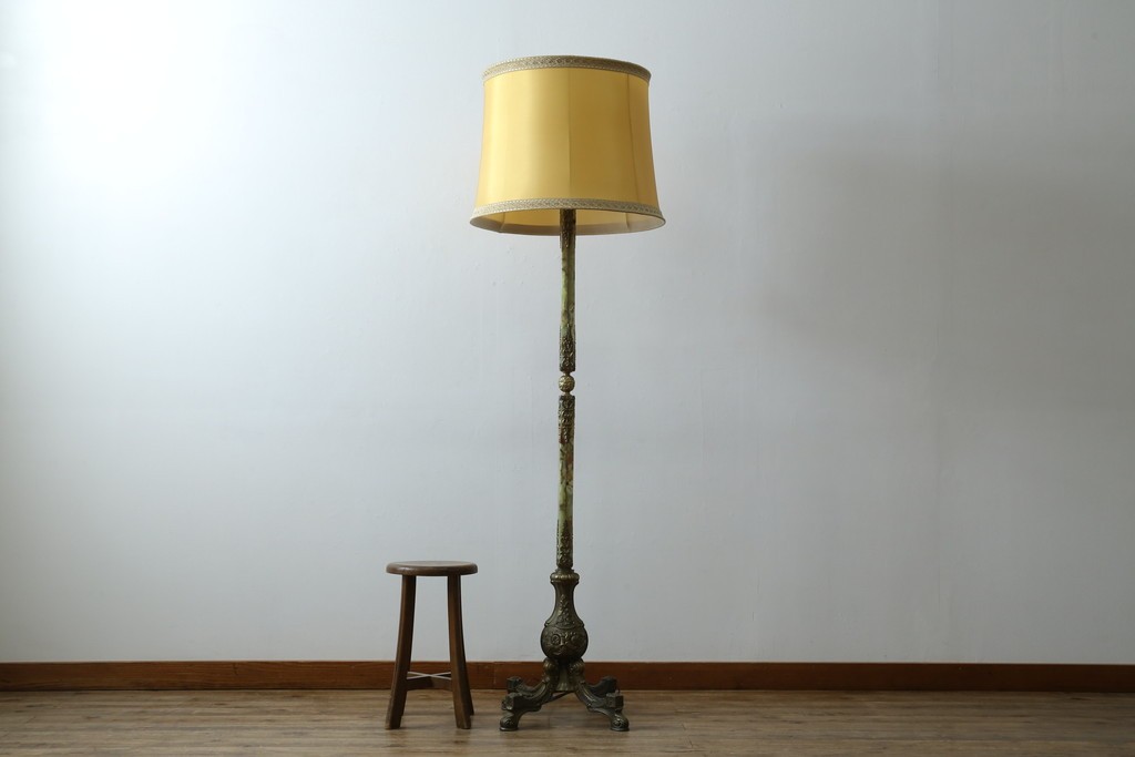 イタリアビンテージ　高級イタリア輸入品　ONYX ART　クラシカルエレガント　大理石ポールと美しい真鍮細工のフロアスタンド　(R-083792)