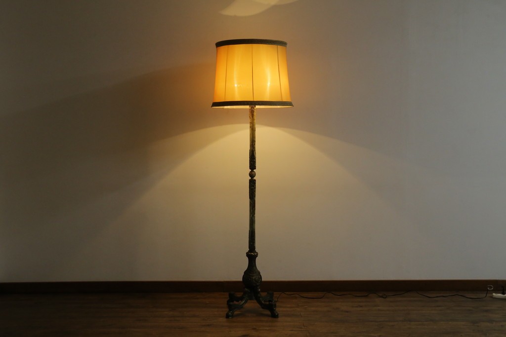 イタリアビンテージ　高級イタリア輸入品　ONYX ART　クラシカルエレガント　大理石ポールと美しい真鍮細工のフロアスタンド　(R-083792)