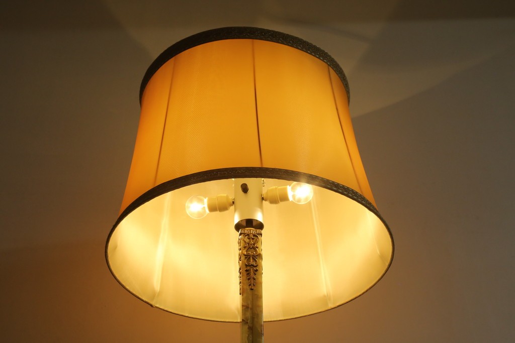 イタリアビンテージ　高級イタリア輸入品　ONYX ART　クラシカルエレガント　大理石ポールと美しい真鍮細工のフロアスタンド　(R-083792)