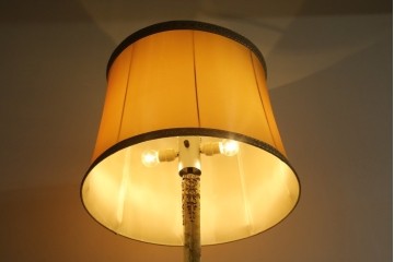 イタリアビンテージ　高級イタリア輸入品　ONYX ART　クラシカルエレガント　大理石ポールと美しい真鍮細工のフロアスタンド　(R-083792)