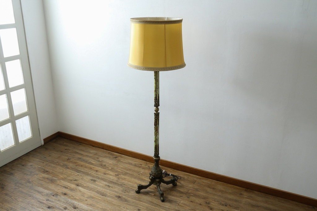 イタリアビンテージ　高級イタリア輸入品　ONYX ART　クラシカルエレガント　大理石ポールと美しい真鍮細工のフロアスタンド　(R-083792)