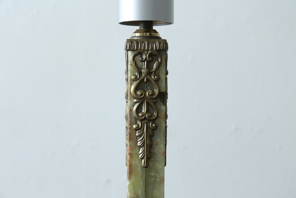 イタリアビンテージ　高級イタリア輸入品　ONYX ART　クラシカルエレガント　大理石ポールと美しい真鍮細工のフロアスタンド　(R-083792)