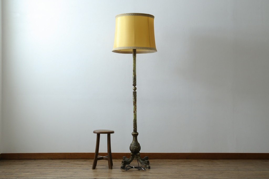 イタリアビンテージ　高級イタリア輸入品　ONYX ART　クラシカルエレガント　大理石ポールと美しい真鍮細工のフロアスタンド　(R-083792)