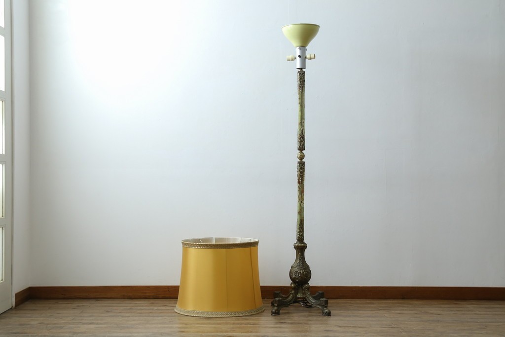 イタリアビンテージ　高級イタリア輸入品　ONYX ART　クラシカルエレガント　大理石ポールと美しい真鍮細工のフロアスタンド　(R-083792)