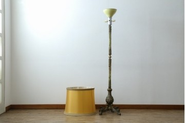 イタリアビンテージ　高級イタリア輸入品　ONYX ART　クラシカルエレガント　大理石ポールと美しい真鍮細工のフロアスタンド　(R-083792)