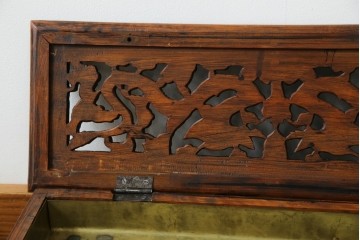 中国ビンテージ　民芸家具　龍・花の彫刻入り!引き出し付きアンティーク調収納箱　(R-083793)