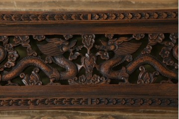 中国ビンテージ　民芸家具　龍・花の彫刻入り!引き出し付きアンティーク調収納箱　(R-083793)