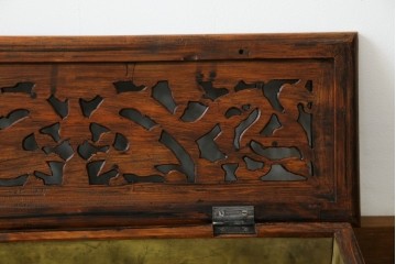 中国ビンテージ　民芸家具　龍・花の彫刻入り!引き出し付きアンティーク調収納箱　(R-083793)