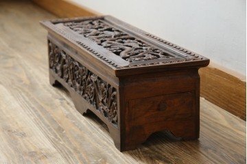 中国ビンテージ　民芸家具　龍・花の彫刻入り!引き出し付きアンティーク調収納箱　(R-083793)