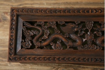 中国ビンテージ　民芸家具　龍・花の彫刻入り!引き出し付きアンティーク調収納箱　(R-083793)