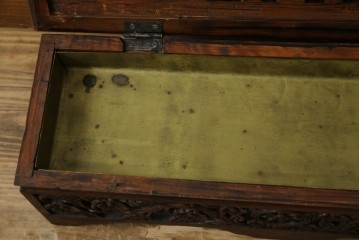 中国ビンテージ　民芸家具　龍・花の彫刻入り!引き出し付きアンティーク調収納箱　(R-083793)