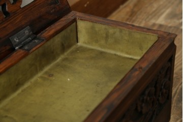 中国ビンテージ　民芸家具　龍・花の彫刻入り!引き出し付きアンティーク調収納箱　(R-083793)