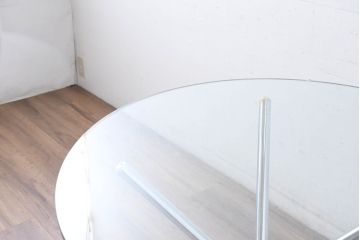 ヨーロッパビンテージ　クロムスティック　スタイリッシュなデザインが洗練された空間を演出するガラストップのラウンドテーブル(コーヒーテーブル、カフェテーブル、サイドテーブル、丸テーブル、ヴィンテージ)(R-083796)