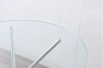 ヨーロッパビンテージ　クロムスティック　スタイリッシュなデザインが洗練された空間を演出するガラストップのラウンドテーブル(コーヒーテーブル、カフェテーブル、サイドテーブル、丸テーブル、ヴィンテージ)(R-083796)