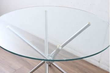 ヨーロッパビンテージ　クロムスティック　スタイリッシュなデザインが洗練された空間を演出するガラストップのラウンドテーブル(コーヒーテーブル、カフェテーブル、サイドテーブル、丸テーブル、ヴィンテージ)(R-083796)