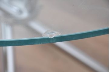ヨーロッパビンテージ　クロムスティック　スタイリッシュなデザインが洗練された空間を演出するガラストップのラウンドテーブル(コーヒーテーブル、カフェテーブル、サイドテーブル、丸テーブル、ヴィンテージ)(R-083796)