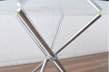 ヨーロッパビンテージ　クロムスティック　スタイリッシュなデザインが洗練された空間を演出するガラストップのラウンドテーブル(コーヒーテーブル、カフェテーブル、サイドテーブル、丸テーブル、ヴィンテージ)(R-083796)