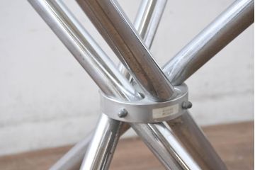 ヨーロッパビンテージ　クロムスティック　スタイリッシュなデザインが洗練された空間を演出するガラストップのラウンドテーブル(コーヒーテーブル、カフェテーブル、サイドテーブル、丸テーブル、ヴィンテージ)(R-083796)