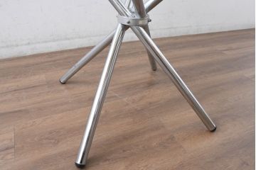 ヨーロッパビンテージ　クロムスティック　スタイリッシュなデザインが洗練された空間を演出するガラストップのラウンドテーブル(コーヒーテーブル、カフェテーブル、サイドテーブル、丸テーブル、ヴィンテージ)(R-083796)