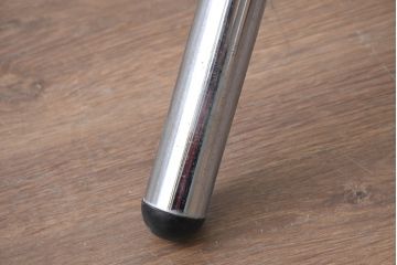 ヨーロッパビンテージ　クロムスティック　スタイリッシュなデザインが洗練された空間を演出するガラストップのラウンドテーブル(コーヒーテーブル、カフェテーブル、サイドテーブル、丸テーブル、ヴィンテージ)(R-083796)