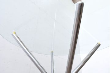 ヨーロッパビンテージ　クロムスティック　スタイリッシュなデザインが洗練された空間を演出するガラストップのラウンドテーブル(コーヒーテーブル、カフェテーブル、サイドテーブル、丸テーブル、ヴィンテージ)(R-083796)