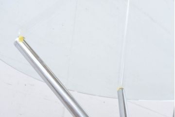 ヨーロッパビンテージ　クロムスティック　スタイリッシュなデザインが洗練された空間を演出するガラストップのラウンドテーブル(コーヒーテーブル、カフェテーブル、サイドテーブル、丸テーブル、ヴィンテージ)(R-083796)